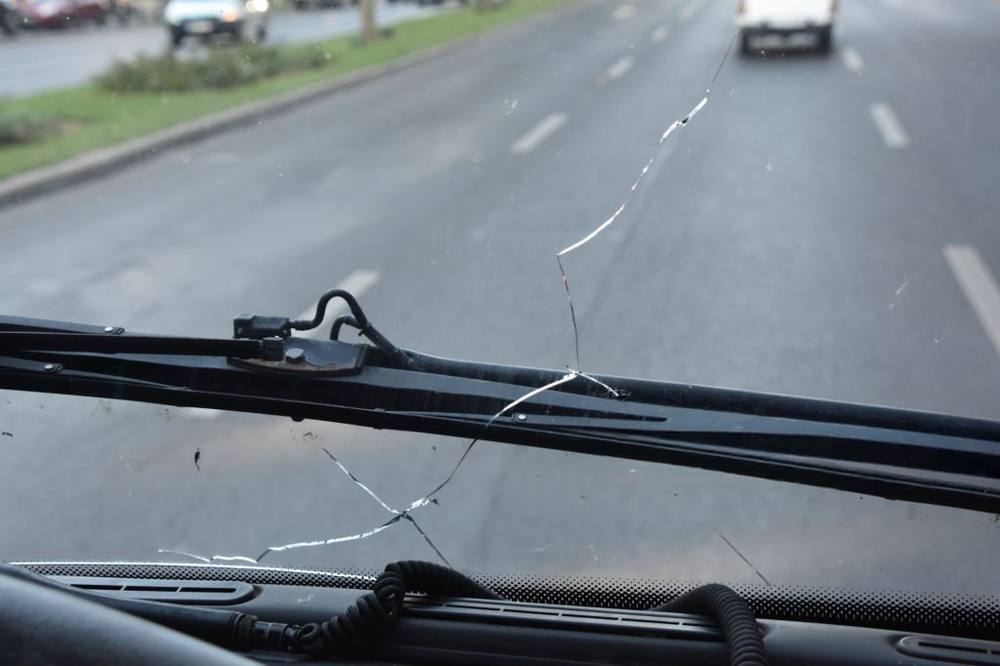 Fissure sur pare-brise photographiée depuis le poste de conduite